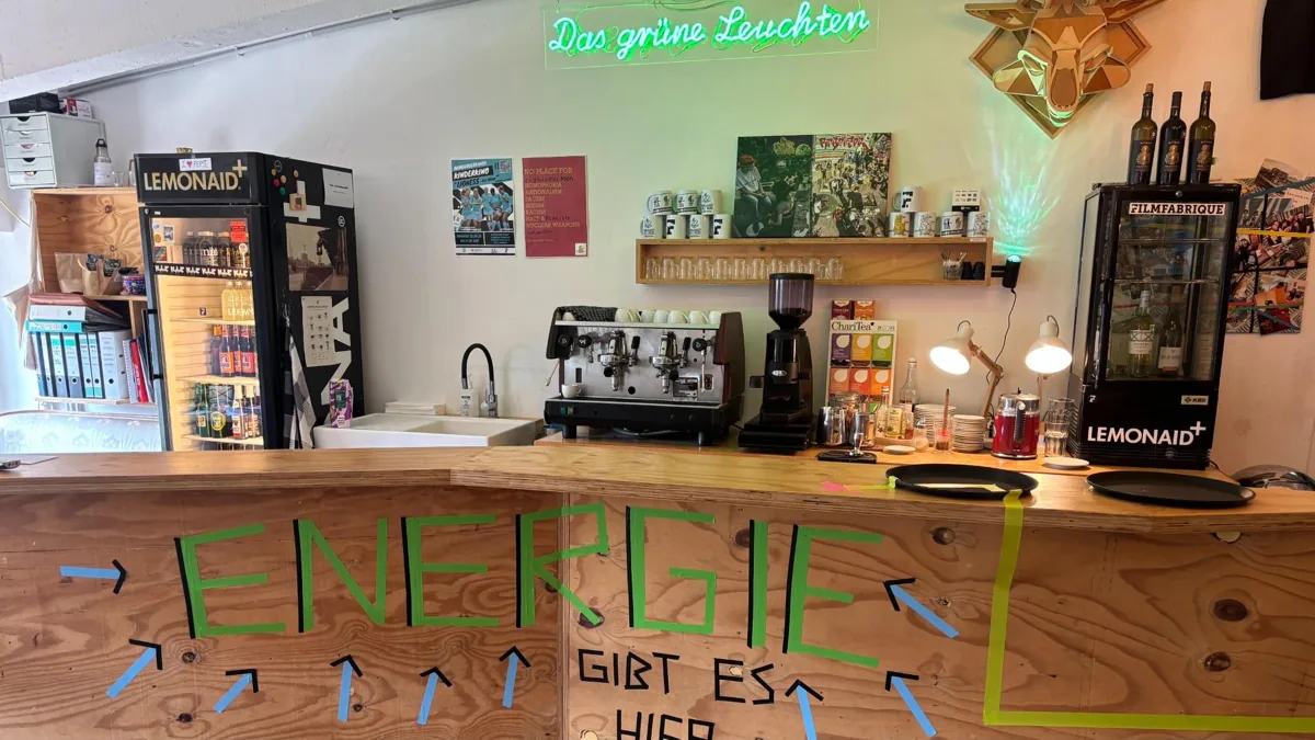 Lounge und Kaffeebar der FilmFabrique Hamburg mit Espressomaschine und Sitzecke